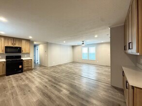 29647 Erie Ct in New Baltimore, MI - Foto de edificio - Building Photo