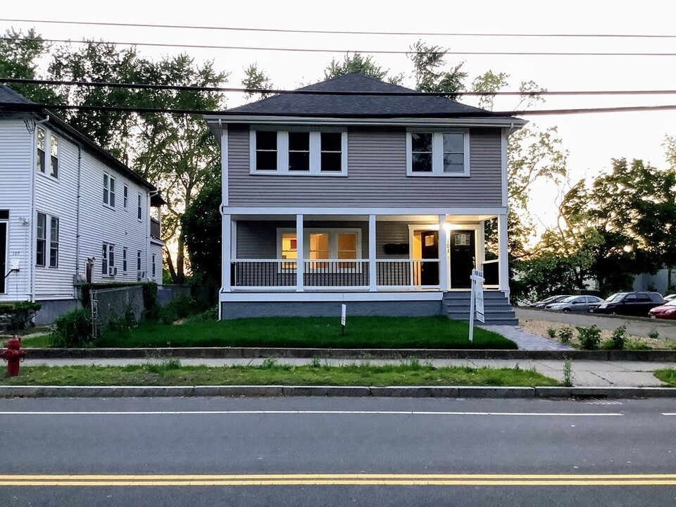 103 Lexington St in Newton, MA - Building Photo