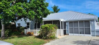 301 SW Whitmore Dr in Port St. Lucie, FL - Building Photo