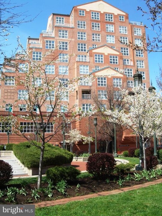 250 President St in Baltimore, MD - Building Photo