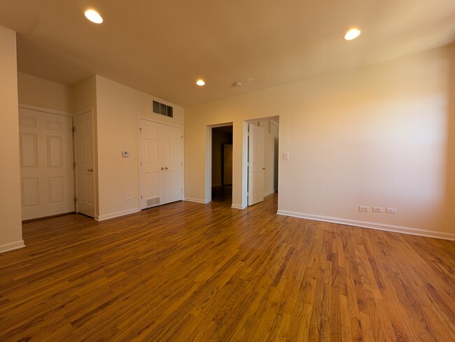 912 W Dakin St, Unit 406 in Chicago, IL - Foto de edificio - Building Photo