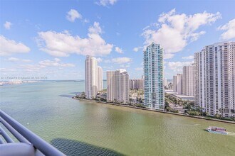 325 Biscayne Blvd in Miami, FL - Building Photo - Building Photo