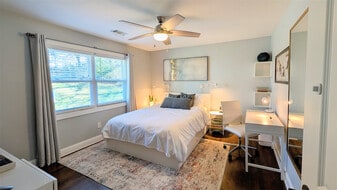 831 Parkway Dr, Unit 1st FL in Smyrna, GA - Building Photo