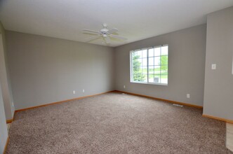 10124 Catalina Dr in Johnston, IA - Building Photo - Building Photo