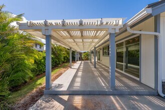 2067 Laukahi St in Honolulu, HI - Building Photo - Building Photo