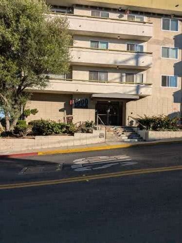 1600 Ardmore Ave, Unit 322 in Hermosa Beach, CA - Building Photo