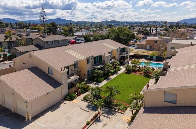 Broadway Estates in El Cajon, CA - Foto de edificio - Building Photo