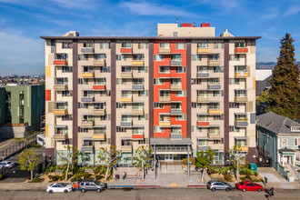 Satellite Central in Oakland, CA - Foto de edificio - Building Photo