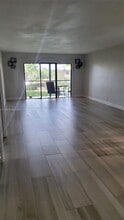 330 Racquet Club Rd, Unit 204 in Weston, FL - Building Photo - Building Photo