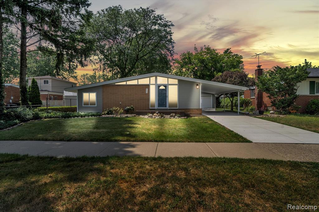 229 Redwood Dr in Troy, MI - Building Photo
