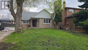 279 Cornelius Pkwy in Toronto, ON - Building Photo