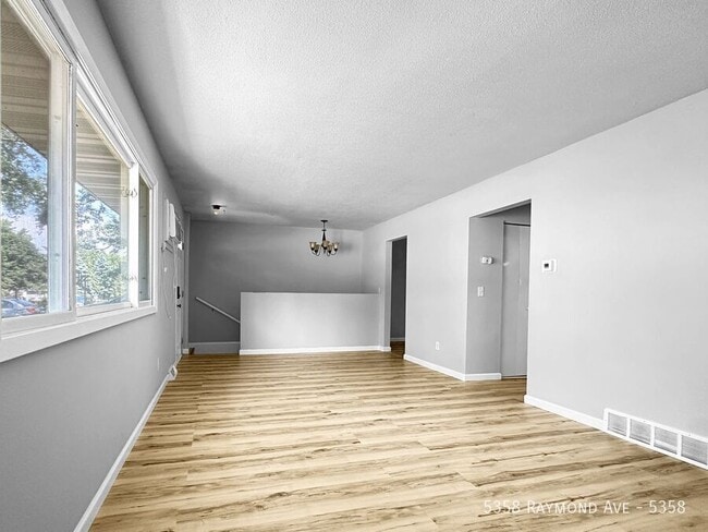 5358 Raymond Ave in Mounds View, MN - Building Photo - Building Photo