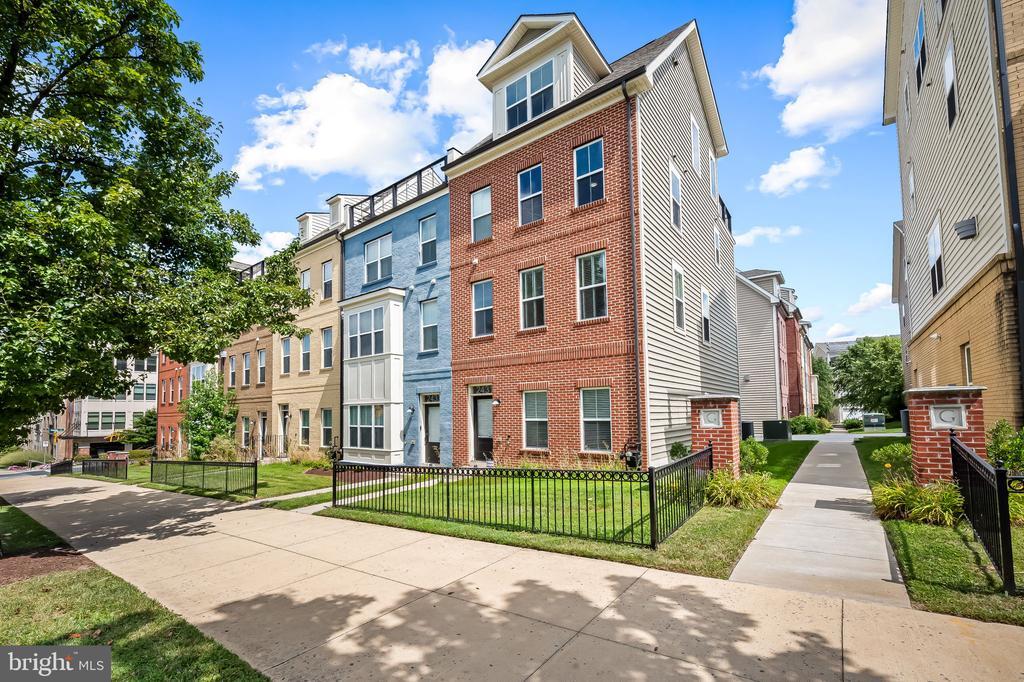 2431 Glenallan Ave in Silver Spring, MD - Foto de edificio