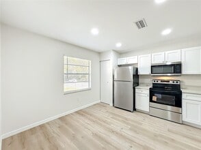 201 Fern Ct in Leesburg, FL - Building Photo - Building Photo