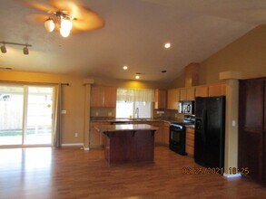 990 Sydney Ct in Central Point, OR - Building Photo - Building Photo