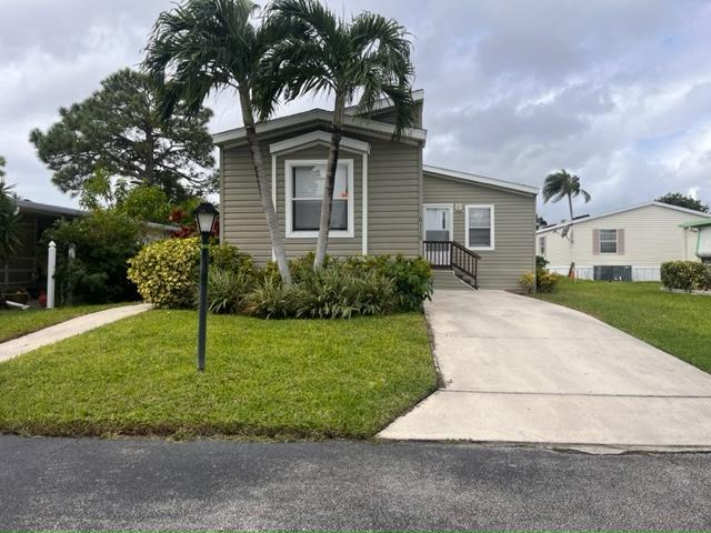 6119 N Guava Ln in Atlantis, FL - Building Photo