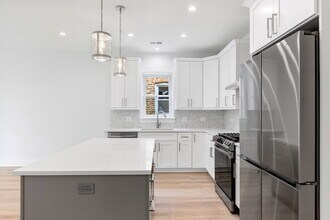 6423 N Washtenaw Ave, Unit 2 in Chicago, IL - Building Photo - Building Photo