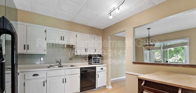 7390 Stewart Dr in Eden Prairie, MN - Building Photo - Building Photo