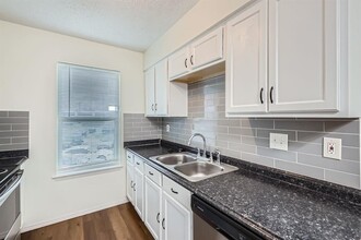 3301 Vintage Hills Cove in Austin, TX - Building Photo - Building Photo