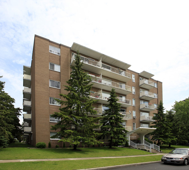 Baltyk Apartments in Toronto, ON - Building Photo - Building Photo