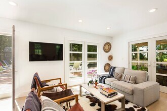 62 Turtle Cove Dr in Southampton, NY - Building Photo - Building Photo