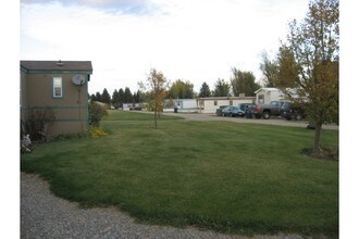 11 Rocky Flats Rd in Roberts, MT - Foto de edificio - Building Photo