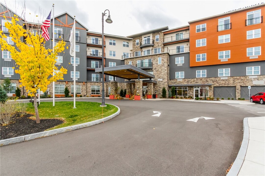 205 Lakeshore Dr in Canandaigua, NY - Building Photo
