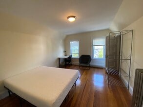 43 Teele Ave, Unit 2 in Somerville, MA - Foto de edificio - Building Photo