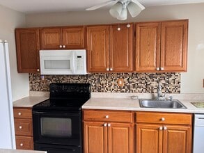 489 Madison Dr in East Windsor, NJ - Building Photo - Building Photo