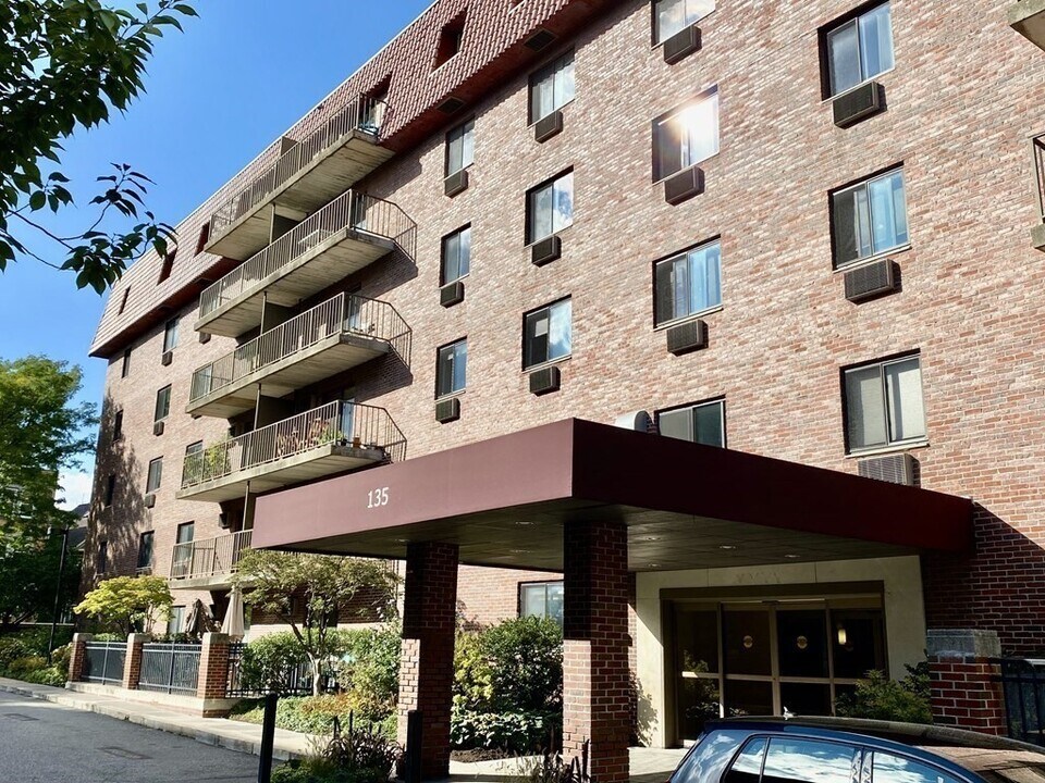 135 Pleasant St in Brookline, MA - Building Photo