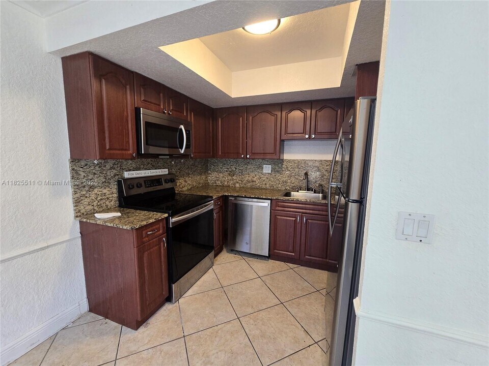 5623 NW 21st St in Lauderhill, FL - Building Photo