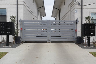 Ross & Matilda in Dallas, TX - Foto de edificio - Building Photo