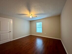 1810 Edgewood St, Unit B in Liberty, TX - Foto de edificio - Building Photo