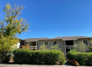 451 Via Casitas in Greenbrae, CA - Foto de edificio - Building Photo