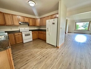 1456 Meadowcreek Ct in Pewaukee, WI - Building Photo - Building Photo