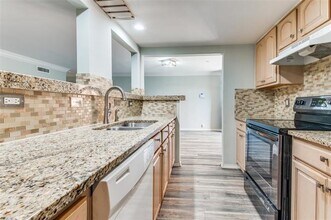 570 E Avenue J in Grand Prairie, TX - Building Photo - Building Photo