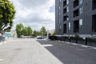 1749 N Las Palmas Ave SW in Los Angeles, CA - Building Photo - Building Photo