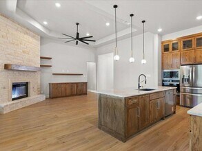 8101 Oak Hollow Dr in Arlington, TX - Foto de edificio - Building Photo