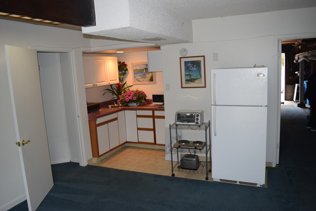2490 Valleywood Dr in San Bruno, CA - Building Photo
