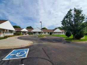 Chauncey Barett Gardens "After 55 Community" in Centerville, MN - Foto de edificio - Building Photo