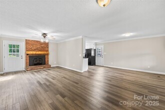 13715 Mayes Rd in Huntersville, NC - Foto de edificio - Building Photo