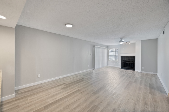 11011 Woodmeadow Pkwy in Dallas, TX - Building Photo - Building Photo