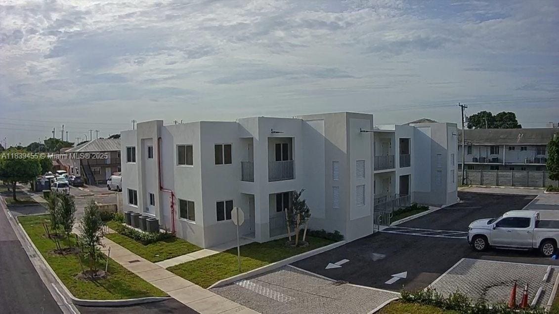 310 E 7th St in Hialeah, FL - Building Photo