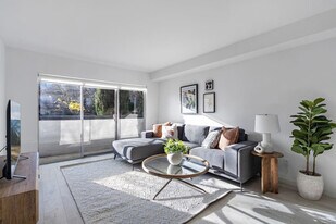 2225 W 8th Ave in Vancouver, BC - Building Photo