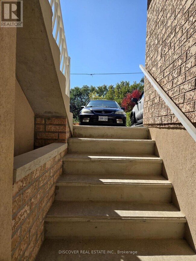 963 Hampton Crescent in Mississauga, ON - Building Photo - Building Photo