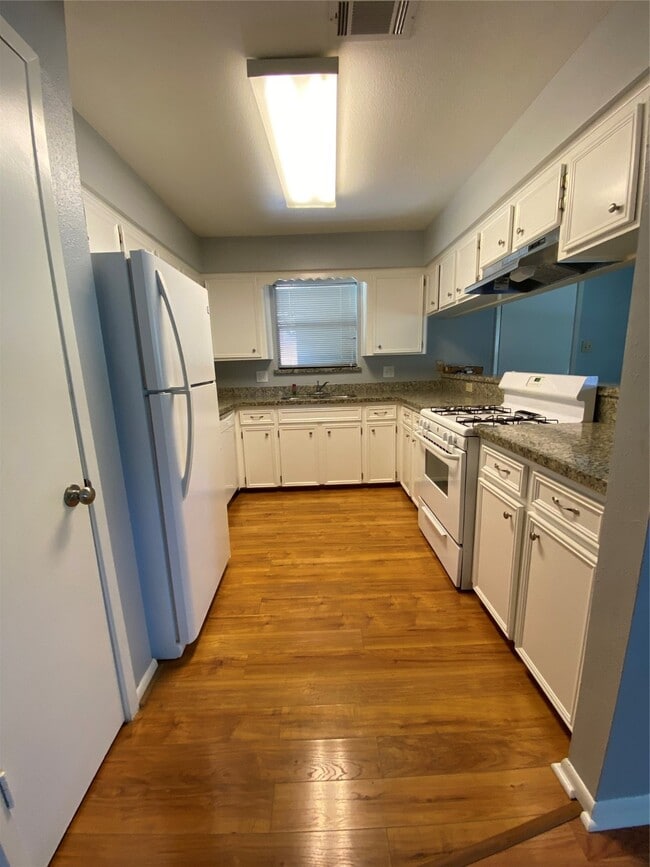 property at 2714 Sherwood Hollow Ln