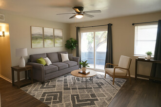 Donna Lynn Apartments in Grand Prairie, TX - Building Photo - Building Photo