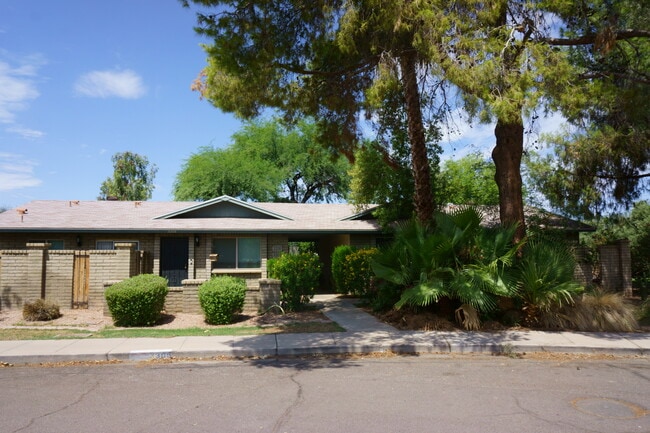 property at 3304 S Parkside Dr