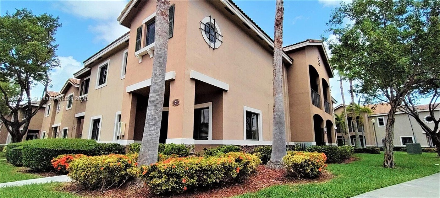 22911 SW 88th Pl in Cutler Bay, FL - Building Photo
