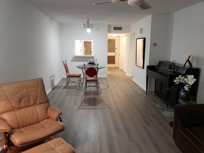 2081 S Ocean Dr, Unit 2081 South Ocean Dr. #209 in Hallandale Beach, FL - Foto de edificio - Building Photo